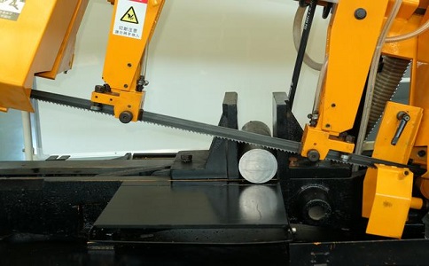 巴马数控带锯床自动送料精度会出现偏差吗？